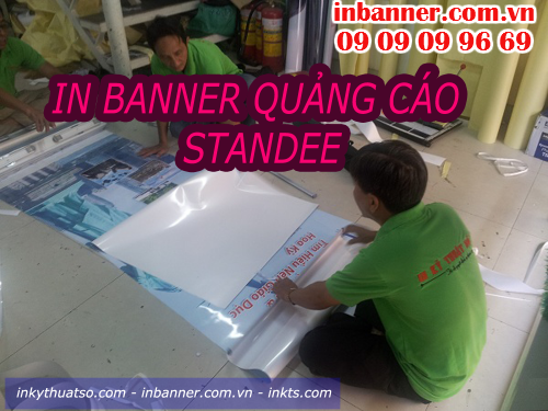 Nhân viên cty TNHH In Kỹ Thuật Số đang gia công banner quảng cáo standee